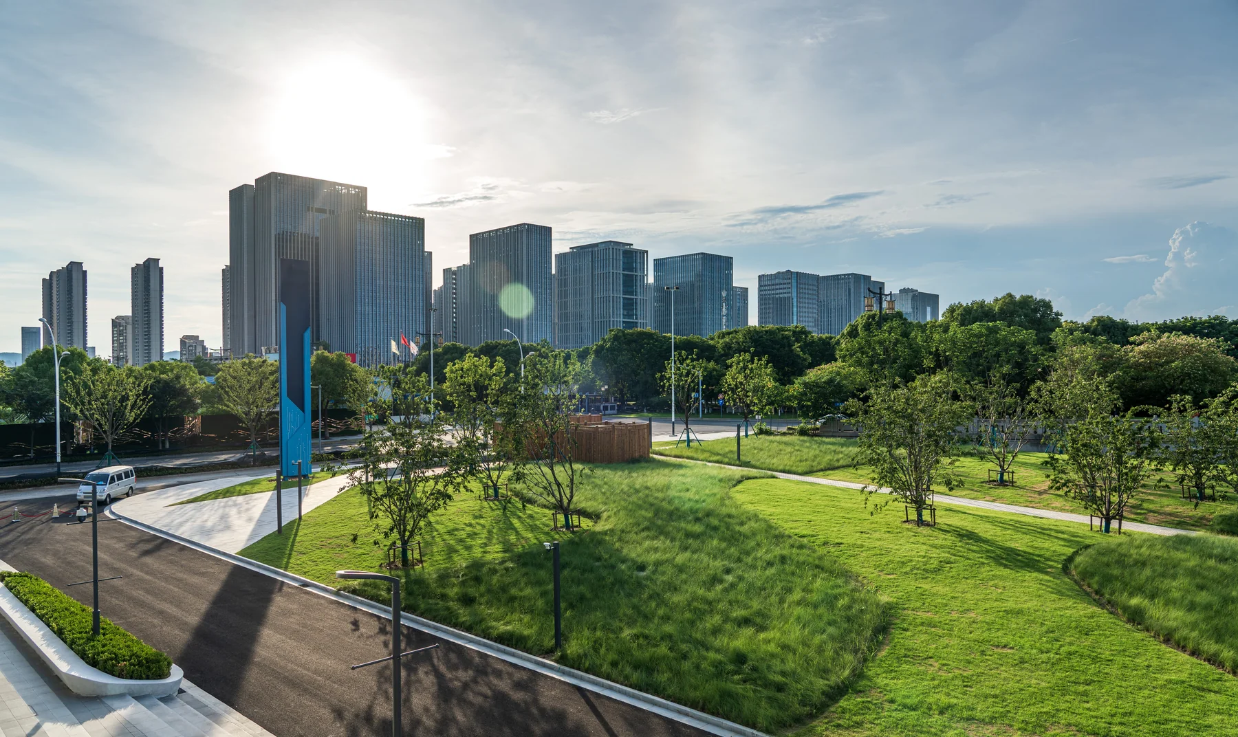 Yaya yolları ve ağaçlandırmayla planlanmış şehir parkı